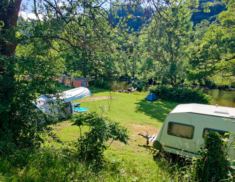 Christelijke camping Belgische Ardennen kampeerplaats aan de rivier 00a