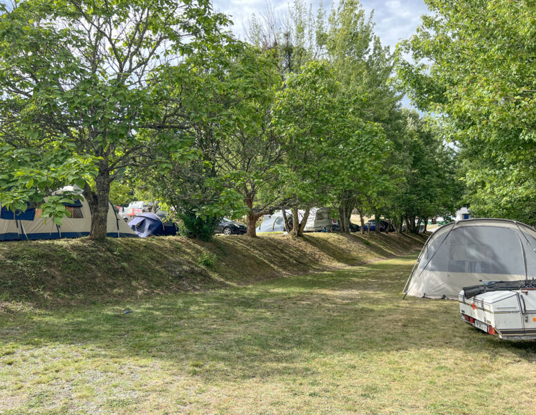 Christelijke camping Frankrijk Bourgogne kampeerplaats terras 01